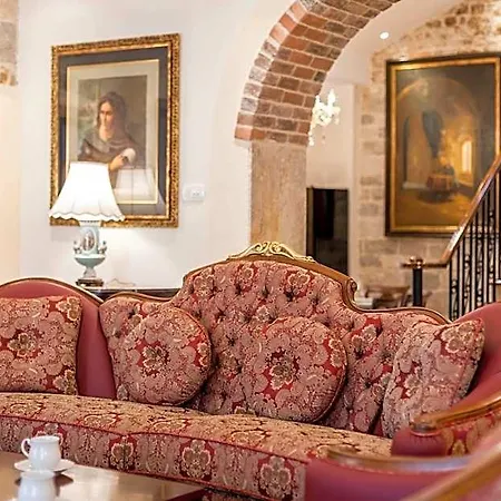 Nepos Hotel